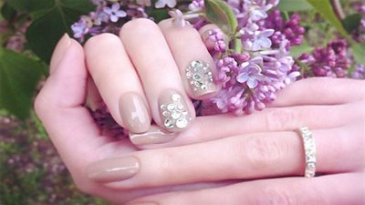 الزهور والفصوص البراقة أحدث صيحات طلاء الأظافر لعروس 2016 (صور)