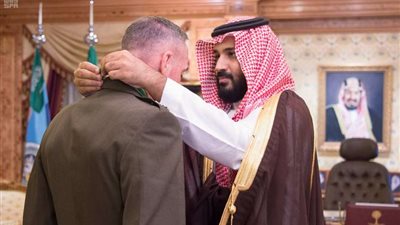 ولي ولي العهد يقلد رئيس هيئة الأركان الأمريكية وسام الملك عبدالعزيز