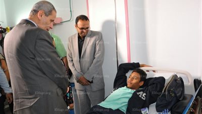 وزير التعليم يطمئن على الطلاب مصابي حادث الأتوبيس بمستشفى الكهرباء في ألماظة (صور)