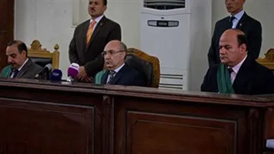 تأجيل محاكمة ٣ متهمين بـ