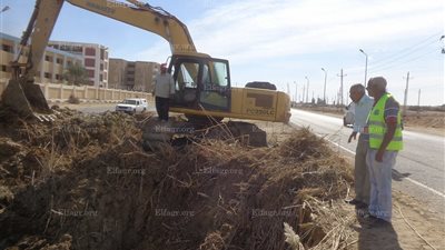 رئيس حي فيصل يتابع اصلاح خط مياه الشرب بطريق 