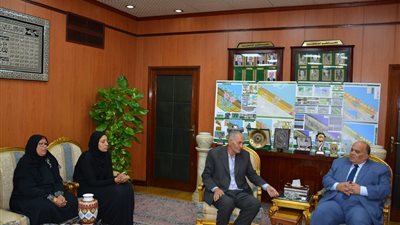 محافظ  الدقهلية لوالدة الشهيد: ابنك بطل وشرف لأهله وقريته ومحافظته ومصر كلها 