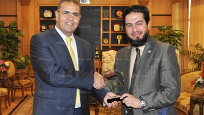  رئيس رئيس جامعة المنصورة يشيد بجهود مدير أطفال المنصورة ويكرمه لتميزه العلمي (صور)