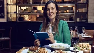 شابة بريطانية تتلقي راتبها نظير الأكل في المطاعم!