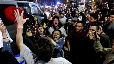 عاجل.. قتال شوارع في أمريكا احتجاجًا على فوز 