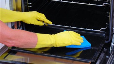 أسهل طريقة لتنظيف الميكروويف من الدهون