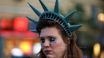 حرق العلم الأمريكي احتجاجا على فوز ترامب.. واحتجاجات عنيفة بعدة ولايات (فيديو وصور)