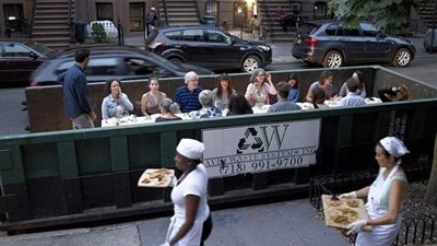 مطعم في نيويورك يقدم لزبائنه الطعام في حاوية قمامة.. والسبب صادم!