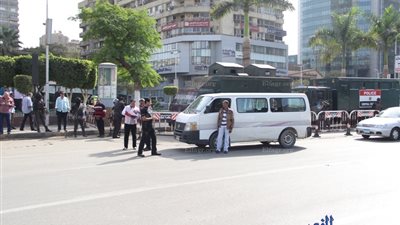 السيارات العابرة تحيي قوات الأمن بميدان مصطفى محمود بـ