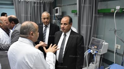 محافظ البحيرة يتابع انتظام العمل بمستشفى دمنهور (صور)