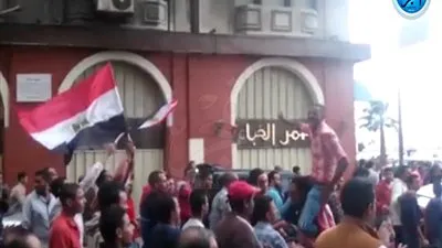 مسيرة حاشدة مؤيدة للسيسي تسلك طريق كورنيش الإسكندرية (فيديو)