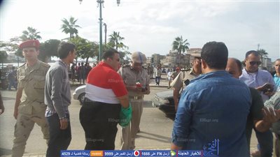 أهالي دمياط يوزعون الورود على ضباط الشرطة بميدان الساعة (صور)