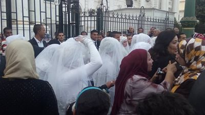 المنيا تواجه تظاهرات اليوم بحفل زفاف جماعي