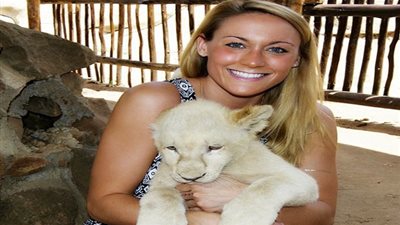 فتاة عمرها 27 تصبح أول امرأة تزور كل دول العالم (صور)