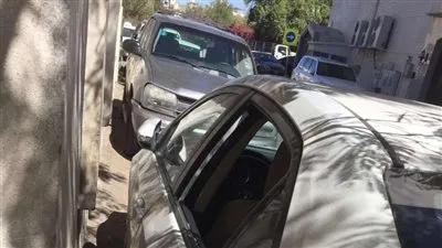 مواطن وابناه يقيدون وافداً حطم 4 سيارات لسرقتها ويسلمونه للشرطه