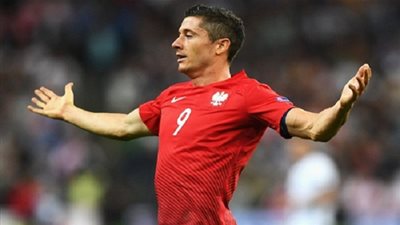 بالفيديو.. إصابة ليفاندوفسكي في الوجه بعد إلقاء جماهير رومانيا ألعاب نارية داخل أرض الملعب 