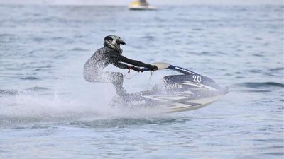 شاب سعودي يجذب الأنظار بلباسه وعَلَم المملكة