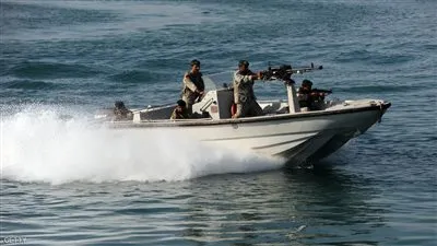 التحالف يدمر زورقين يحملان أسلحة للحوثيين بالحديدة