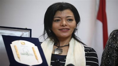 زوجة محمد خان تتسلم درع تكريمه من جمعية كتاب ونقاد السينما (صور)