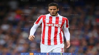 رمضان صبحى يهدى فانلة ستوك سيتى لـ