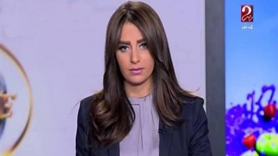 إعلامية تنهار باكية تأثرا بوفاة محمود عبد العزيز