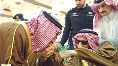 الملك سلمان يقبل يد أخيه الأكبر 