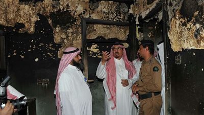 وكيل جازان يتفقد آثار الحريق بمستشفى العارضة