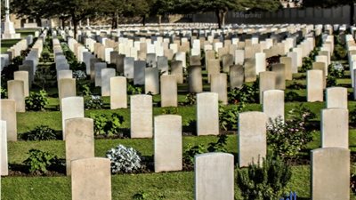 أبو كريم.. حارث جثث الأجانب على أرض المحروسة (تقرير بالصور)