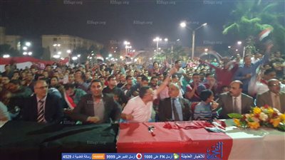 احتفالات المئات من طلاب جامعة الفيوم بانتهاء الشوط الأول بفوز مصر  بحضور 