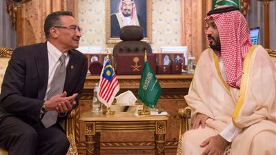 ولي ولي العهد يبحث التعاون الثنائي مع وزير الدفاع الماليزي