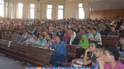 طلاب جامعة الفيوم يتابعون ويحتفلون بفوز مصر على غانا (فيديو)