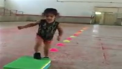 طفلة صغيرة تلعب جمباز بمهارة (فيديو)