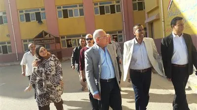 محافظ بورسعيد يتفقد مدرسة 6 أكتوبر الثانوية بنات ويتابع عمل القوافل التعليمية