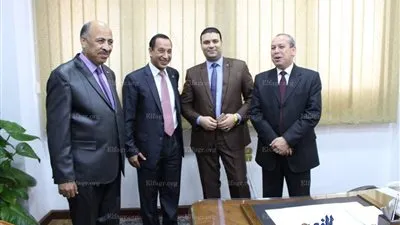 دفاتر توفير وتابلت لأوائل المراحل الدراسية بدمياط  (صور)