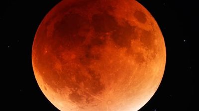 بعد 68 عام غياب.. القمر السوبر يطل على سماء العالم.. والمصريون: 