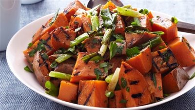 طريقة عمل سلطة البطاطا الحلوة المشوية