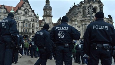 مداهمات في عدة مساجد وحظر جماعة إسلامية في ألمانيا