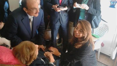 غادة والي تتفقد دارا للمسنين بالإسكندرية.. وتهنئ سيدة بعيد ميلادها الـ101