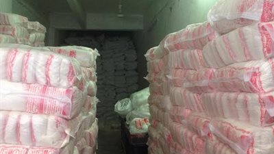 انقلاب سيارة نقل محملة بـ75 طن سكر مدعم على 