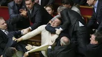 البرلمان الأوكراني يتحول إلى حلبة ملاكمة
