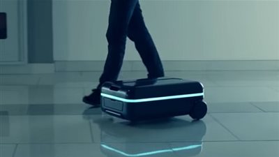 حقيبة سفر تسير وتركض تلقائياً دون حملها أو جرها (فيديو)