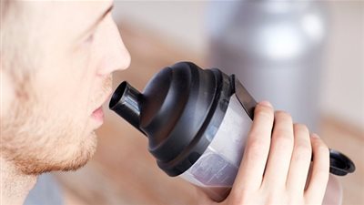 تحذير.. العشوائية في تناول مكملات البروتين تقودك إلى مضاعفات مُهلكة