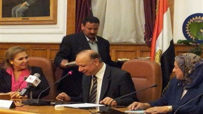 محافظ القاهرة يشدد على رؤساء الأحياء بغلق المقاهي غير المرخصة  