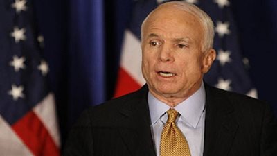 جون ماكين مستاء من محاولة ترامب إعادة العلاقات مع روسيا 