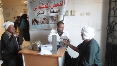 الكشف على 1872حالة بقافلة علاجية بالمنيا