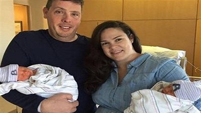 ولد قبل شقيقه لكنه أصغر سنًا منه.. كيف؟!