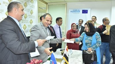 محافظ البحيرة يوزع قروض الصندوق الاجتماعي لمشروعات المرأة المعيلة (صور)