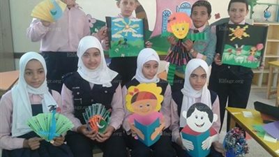 ورشة فنون تشكيلية لتعليم الأطفال طريقة عمل نماذج فنية في مطروح (صور)