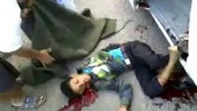 سيارة تقتل طفلا أثناء تخطيه الطريق أمام مدرسة  بـ