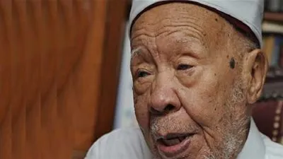 أكبر معمَّر أزهري يتبرع بمكتبته للأزهر الشريف 